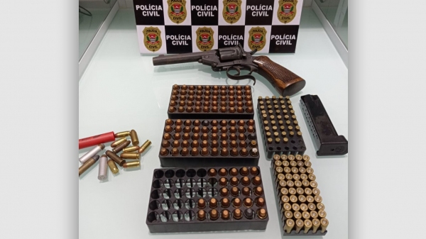 Arma de fogo, acessórios e várias munições de calibres diversos, apreendidos na casa do homem preso, acusado de feminicídio (Divulgação/Polícia Civil).