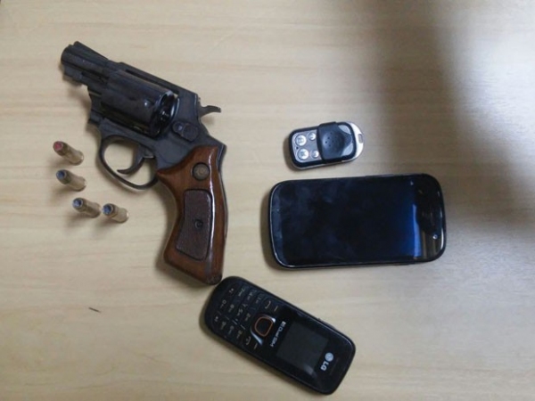 Um dos ladrões ameaçou atirar em um policial durante perseguição (Foto: Polícia Militar/Divulgação)