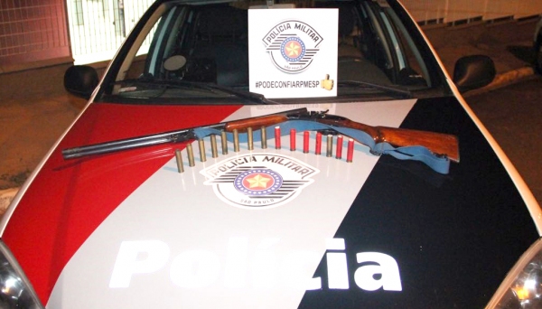 Espingarda de cano duplo e munições foram localizadas sob a posse de idoso, no interior de sua casa, em Mariápolis (Foto: Cedida/PM).