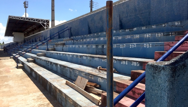 Arquibancadas recebeu corrimões, para maior segurança do público (Foto: Siga Mais).