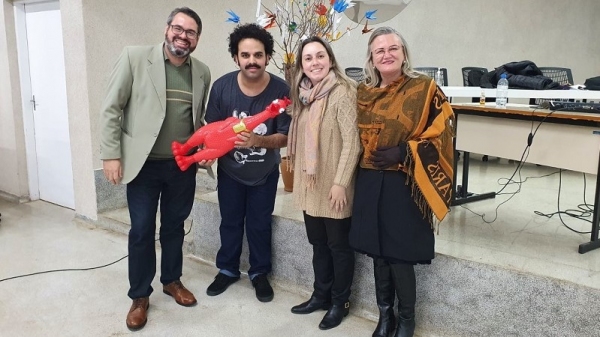 Coordenadora Thaisa com convidado Samuel Rodrigues Rabay e professores Cassiano Rumin e Maria de Fátima Belancieri (Foto: Coordenação de Psicologia).