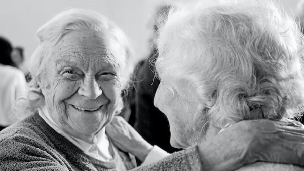 Ação é uma comemoração ao dia nacional do idoso e ao dia internacional da terceira idade celebrados no dia 1 de outubro (Foto: Artyom Kabajev/Unsplash).