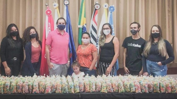Integrantes do Rotaract Club de Osvaldo Cruz e as pipocas entregues aos profissionais de saúde da cidade (Cedida).