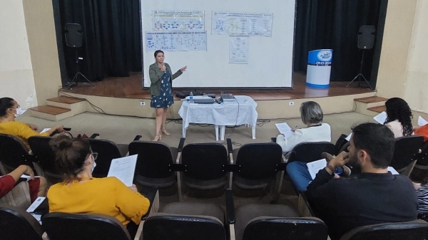 Andreia Regina Ribeiro, secretária municipal de assistência social de Adamantina, expõe no Encontro de Gestores (Da Assessoria/PMA).
