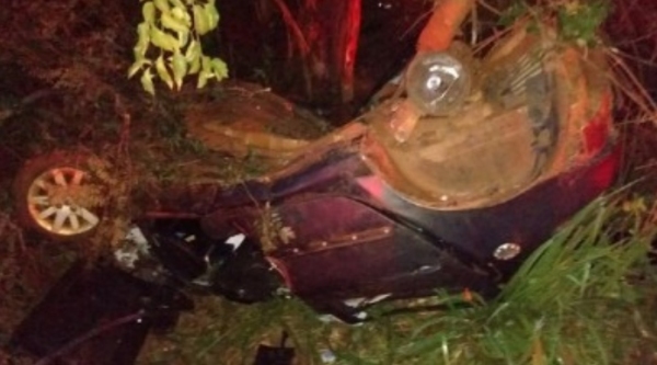 Veículo usado no assalto capotou durante a fuga dos bandidos (Divulgação/Polícia Militar).