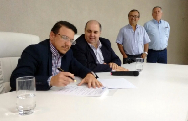 O convênio foi assinado pelo reitor da UniFAI, Prof. Dr. Paulo Sergio da Silva, e pelo provedor da Santa Casa, Leonardo Munhoz, e passa a valer imediatamente. (Foto: João Pedro Lorenzzeti)