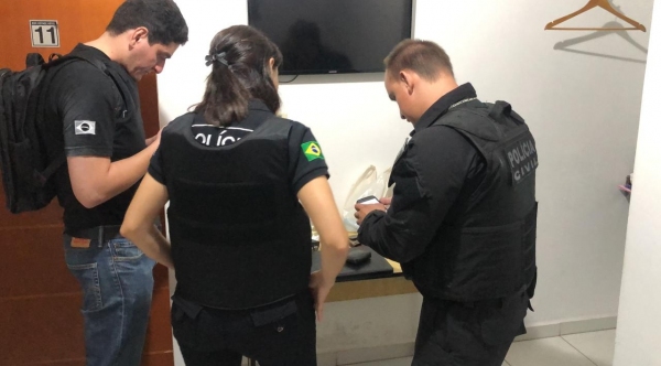 Policias civis fizeram buscas, prenderam professor e apreenderam celular com  fotos e vídeos contendo cenas pornográficas e de sexo explícito envolvendo crianças e/ou adolescentes (Foto: Cedida/Polícia Civil).