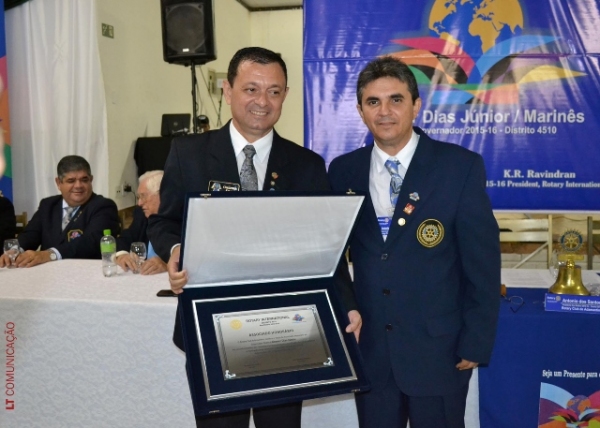 Presidente do Rotary de Adamantina Antonio dos Santos entregando o Título de Sócio Honorário ao Governador do Distrito 4510, Gesner Dias Junior (Foto: Ass. Imprensa Rotary Club).