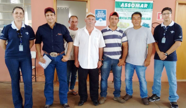 Kate (Sebrae), engenheiro Wagner, produtor Luis Ferreira, presidente da Assomar Esmael Pigari, secretário de Agricultura Alcionio, pesquisador Nobuyoshi Narita e Rodolfo (Sebrae).