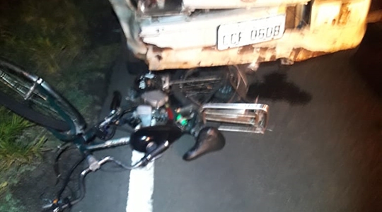 Bicicleta elétrica foi atingida na traseira por automóvel, em rodovia vicinal. Mulher que estava na garupa da bicicleta morreu (Imagens: Reprodução/Debate Epitácio).