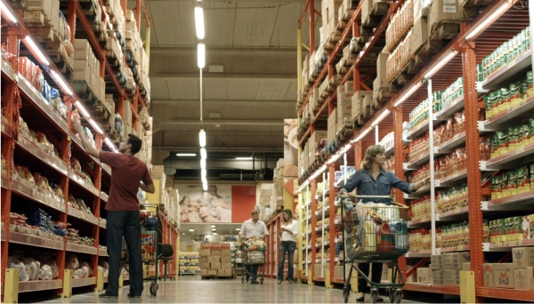 O atacado e o varejo, com os conceitos de autosserviço de um supermercado e de um atacadista que vende para outras lojas (Imagem Ilustrativa).