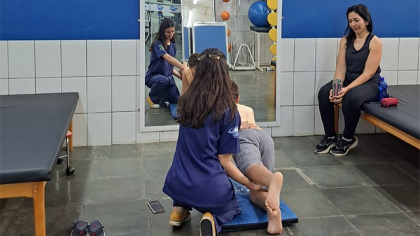 Mais de 6,7 mil atendimentos foram realizados pelas atividades de estagio do curso de fisioterapia (Foto: Profa. Ma. Patricia Ferraz Braz).