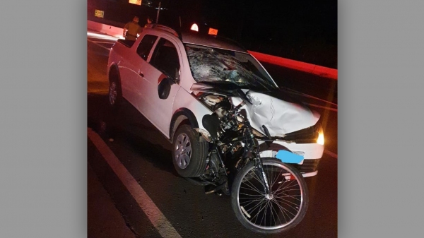 VeÃculos transitavam no mesmo sentido da pista, quando o automóvel atingiu a traseira da bicicleta (Divulgação/PM Rodoviária).