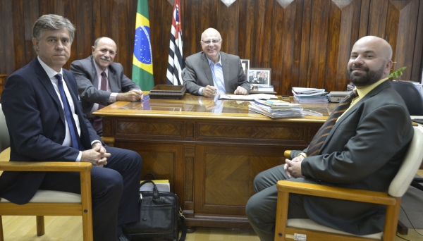 Prefeito Márcio Cardim e o diretor da Unifai José Luiz Vieira de Oliveira, com o deputado estadual João Caramez e o Secretário de Agricultura do Estado de São Paulo, Arnaldo Jardim (Foto: Da Assessoria).