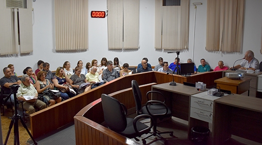 Participaram da audiência pública membros do Poder Executivo, Poder Legislativo, representantes de entidades e da população (Foto: Da Assessoria).