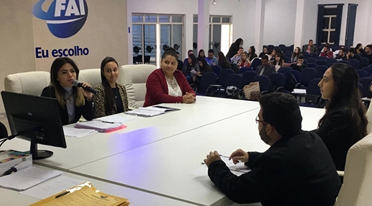 Estudantes simularam a prática real de audiências, com grupos de alunos que representaram as partes envolvidas no processo (Acervo Pessoal).