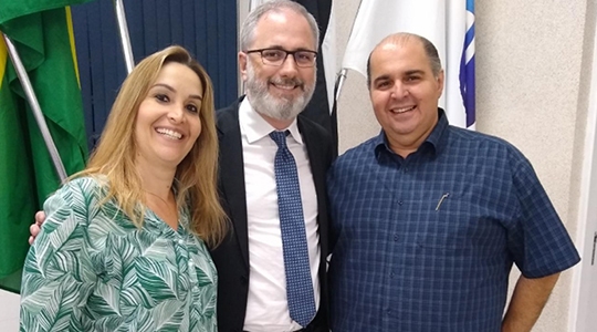 O biomédico Marcelo Ortega Ruiz (ao centro), diretor da DB Diagnósticos, uma das maiores empresas de diagnóstico de apoio do Brasil, foi o palestrante da Aula Magna do curso de Biomedicina da UniFAI na última segunda-feira, 18; ele foi recepcionado pelo vice-reitor Prof. Dr. Fábio Botteon e pela coordenadora do curso Prof.ª Dra. Liliana Toffoli (Foto: Daniel Torres).