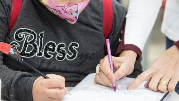 Professores questionam condutas sobre situações de contato com pessoas positivas para a Covid-19 (Ilustração/Seduc-SP).