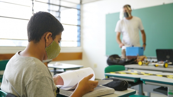 Professores da rede estadual, de acordo com liminar da Justiça, só podem retornar ao trabalho 14 dias após completar o esquema vacinal contra a covid-19 (Foto: Seduc/SP).