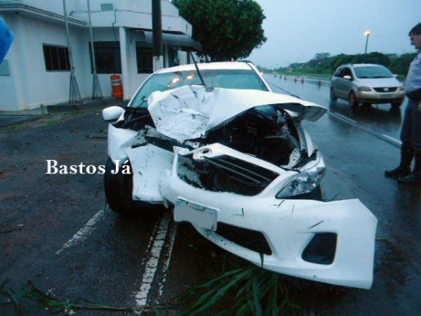Carro de adamantinense aquaplanou na rodovia SP-294, em Tupã (Foto: Site Bastos Já).