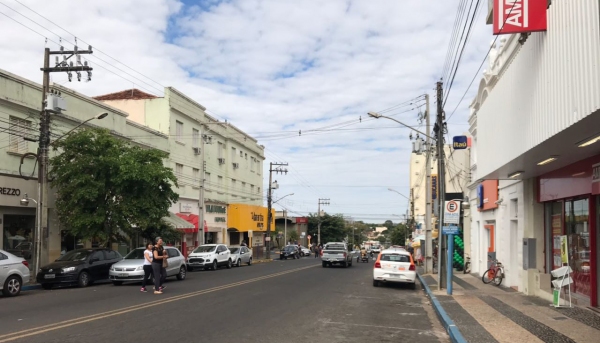 Ruas com baixo movimento, no centro de Adamantina, no início da tarde desta terça-feira (Foto: Siga Mais).