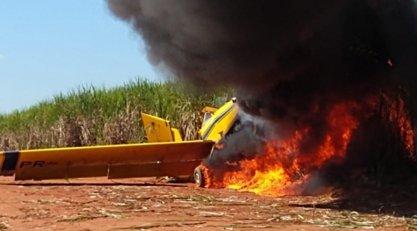 Avião em chamas na zona rural de Junqueirópolis  (Foto: Renan Monteiro/TV Oeste Diário).