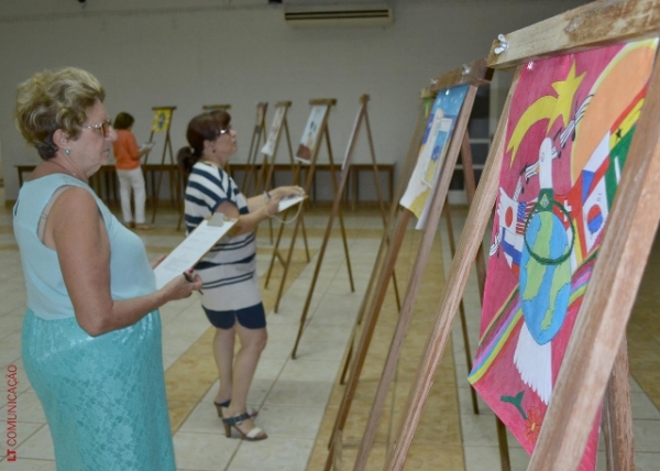 Professoras de Adamantina avaliando os cartazes na etapa municipal do concurso (Foto: Ass. Imprensa Lions Clube).