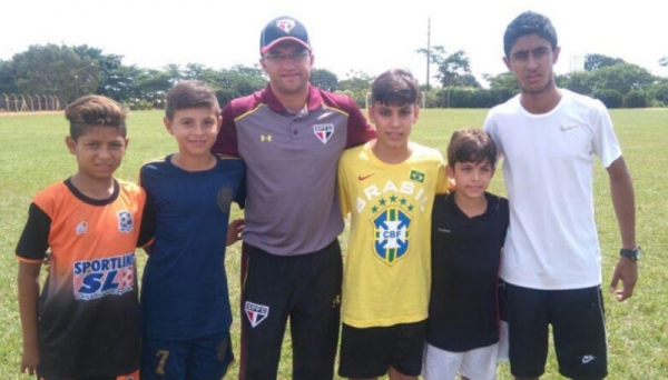 O observador técnico Paulo Miranda, Alex Diego Fratello's e parte dos inscritos avaliados no peneirão do SPFC, realizado em Adamantina (Foto: Cedida).