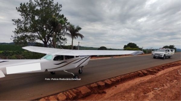 Avião fez pouso de emergência na rodovia SP333 (Rachid Rayes), em Marília (Reprodução/Visão Notícias).
