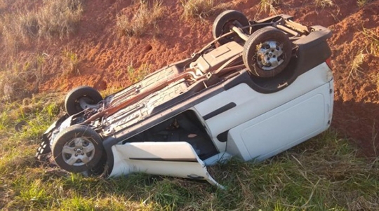 VeÃculo capotou após desviar de manobra irregular na SP-294 (Reprodução: Portal Metrópole FM).