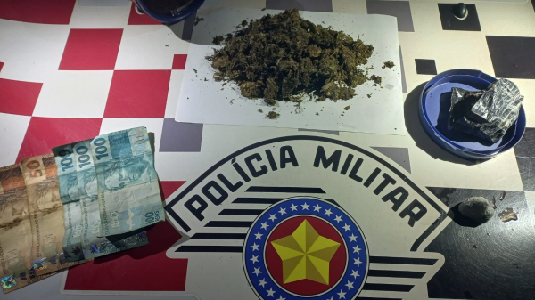 Droga e dinheiro apreendidos pelos policiais (Cedida/PM).