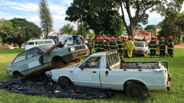 Etapa prática do treinamento de salvamento veicular realizado pelo Corpo de Bombeiros em Adamantina (Foto: Siga Mais).