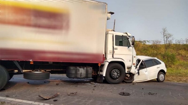 Acidente fez duas vítimas fatais na manhã desta sexta-feira (9) em Bastos (Fotos: Valdecir Luís/Reprodução: Bastos Já).