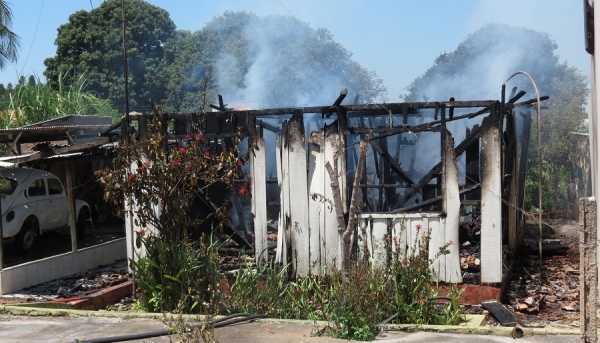 Incêndio destruiu casa de madeira, em Dracena (Fotos: Site Jorge Zanoni).