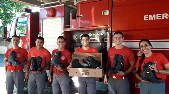Corporação do Corpo de Bombeiros de Adamantina recebeu da Prefeitura 24 pares de botas funcionais (Foto: Corpo de Bombeiros de Adamantina).