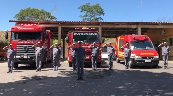 Perfilados, efetivo do dia do Corpo de Bombeiros de Adamantina presta homenagem aos colegas de farda que morreram em serviço. (Foto: Siga Mais).