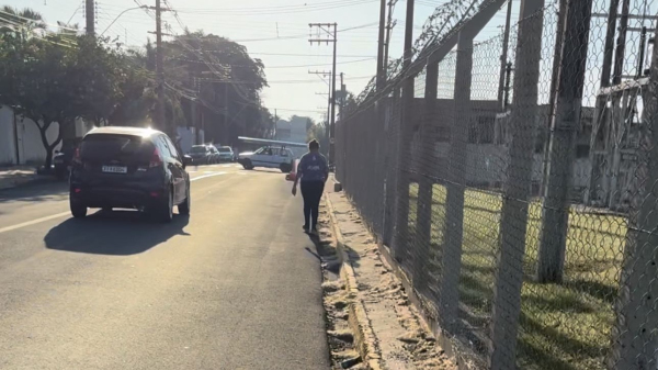 Com passeio publico estreito, pedestre usa a rua para fazer a travessia pelo local (Cedida).