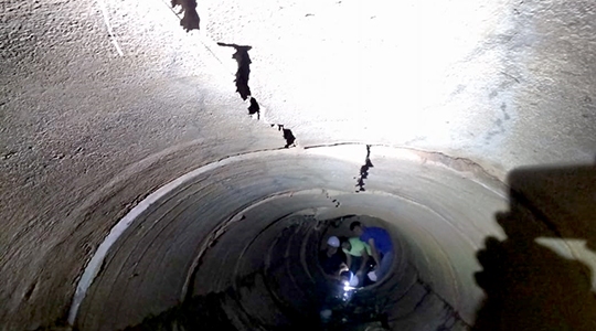 Imagens internas revelam ruptura da estrutura da galeria, o que provocou o afundamento da rua (Foto: Cedida/Prefeitura).