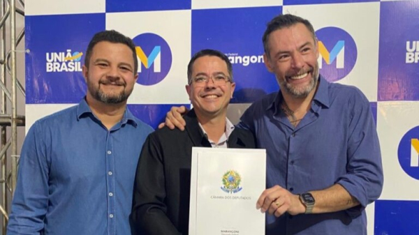 Vereador Maciel Dantas ladeado pelo ex-prefeito de Alvares Machado, Roger Gasques, e o deputado federal Marangoni (Da Assessoria).