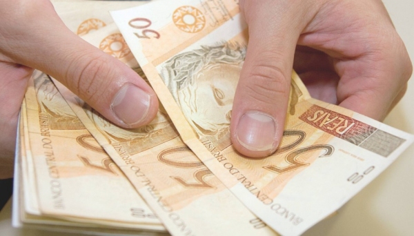 Maioria dos consumidores vai usar décimo terceiro para pagar dívidas