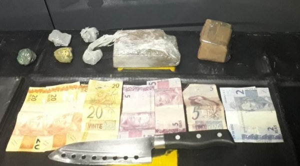 Drogam dinheiro e uma faca apreendidos pelos policiais (Reprodução: 8º BAEP)
