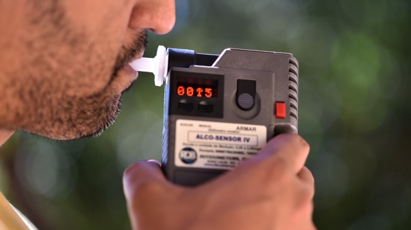 Segundo a PM Rodoviária, teste do bafômetro no motorista acusou resultado 1,13 mg/L de álcool no ar expelido dos pulmões (Foto: André Borges/Agência BrasÃlia).