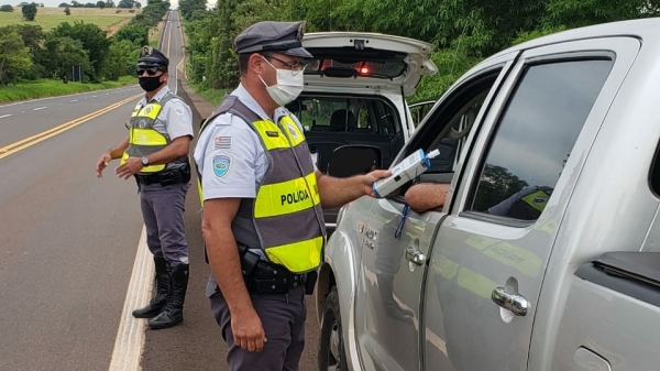 Equipes do policiamento rodoviário intensificam fiscalização em estradas paulistas, entre as quais, com a utilização de bafômetro (Arquivo/Divulgação/PM Rodoviária).