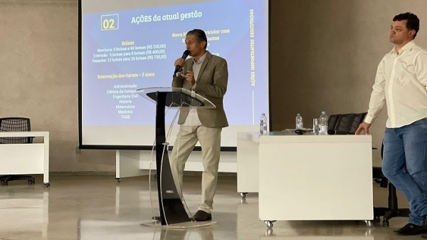 Reitor fala no encontro com servidores técnico-administrativos do Centro Universitário (Divulgação/Centro Universitário de Adamantina).