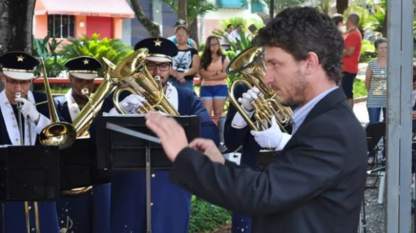 Maestro Valter Paulo Negrini volta a reger a Banda Marcial e Orquestra de Viola Caipira (Arquivo).