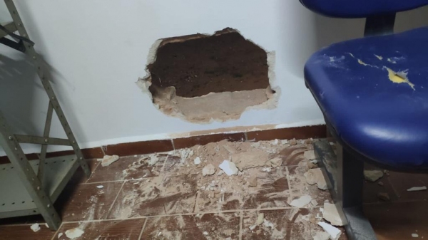 Buraco aberto na parede da agência bancária (Imagem: Cidade Aberta).