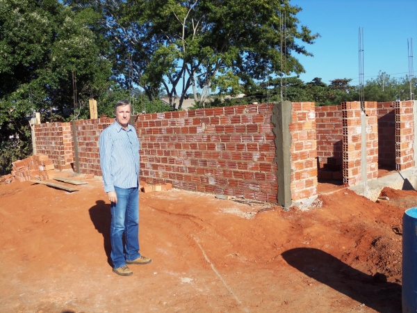Banheiros e depósito em construção, na área de animais, sendo vistoriados pelo secretário de obras, Toninho Tiveron