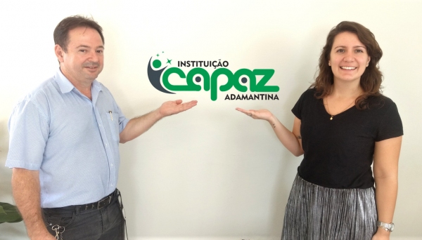 Baraldi e Jaqueline apresentam a Instituição Capaz de Adamantina (Foto: Assessoria de Imprensa).