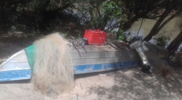 Barco, tarrafa, motor e tanque de combustível foram abandonados e apreendidos, após flagrante da Polícia Militar Ambiental, em Adamantina (Foto: Cedida/PM Ambiental).