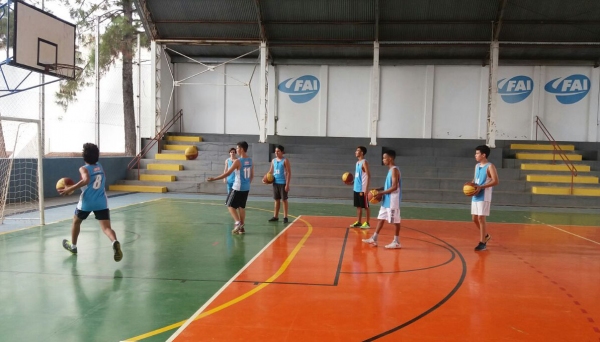 Secretaria de Esportes disponibiliza estrutura e profissional para escolinha de basquete (Foto: Divulgação).